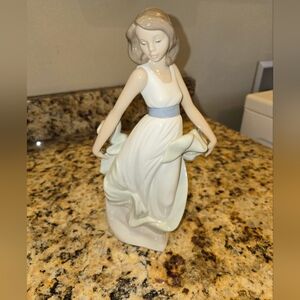 Lladro Nao "Walking On Air" Graceful Porcelain Figurine.